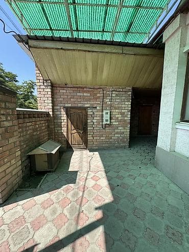 Гаражи: Продаётся кирпичный дом с большим двором и навесами. - Материал — 3