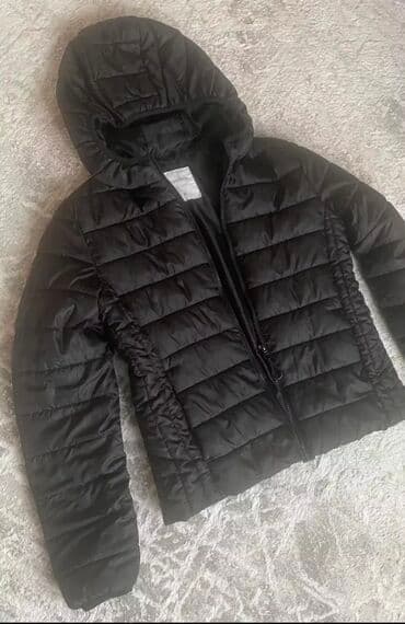 спортивные пуховики: Куртка с капюшоном, черная - Лёгкая утеплённая куртка с — 1