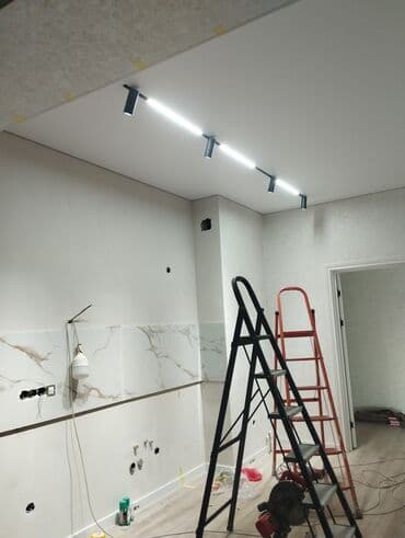 встраиваемые потолочные светильники: Натяжной потолок с точечными светильниками и трековой системой — 11