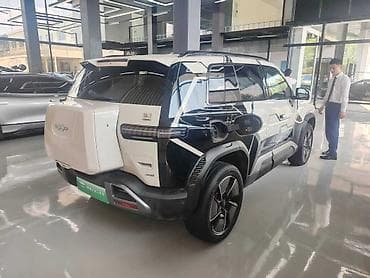 Электрический кроссовер (SUV) с современным брутальным дизайном кузова — 2