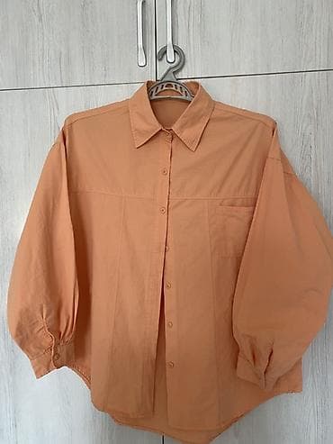 Верхняя одежда: Свободная рубашка oversize персикового цвета. - Классический отложной — 1