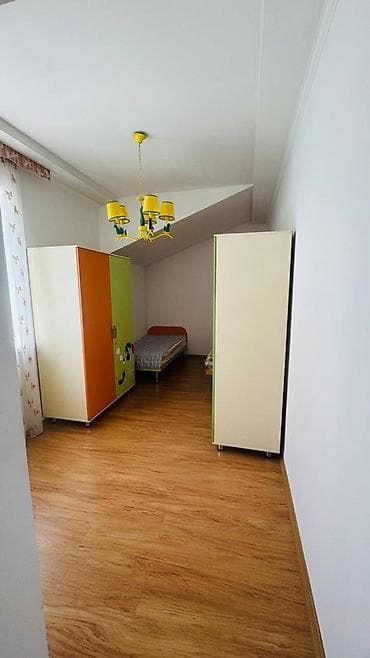 200 м², 5 бөлмө, Жаныбарлар менен болот — 2