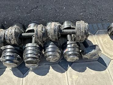 Набор разборных гантелей черного цвета. Вес можно регулировать at lalafo.kg Набор разборных гантелей черного цвета. Вес можно регулировать