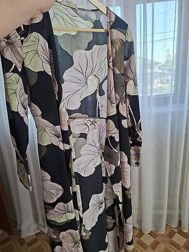 Платье-запах из легкой ткани с классным принтом лотосов и журавлей на