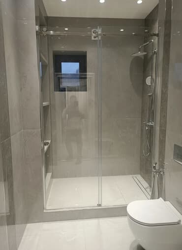 зеркало в душевую: Душевые перегородки и ограждения из закалённого стекла - Раздвижные — 1