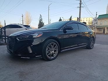 авто левый руль: Черный седан бизнес-класса с выразительным спортивным обликом — 2