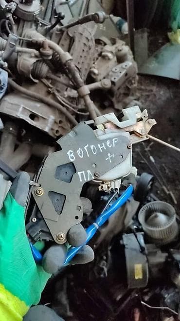 Автозапчасти: Замок двери Suzuki 2002 г., Б/у, Оригинал, Япония — 1