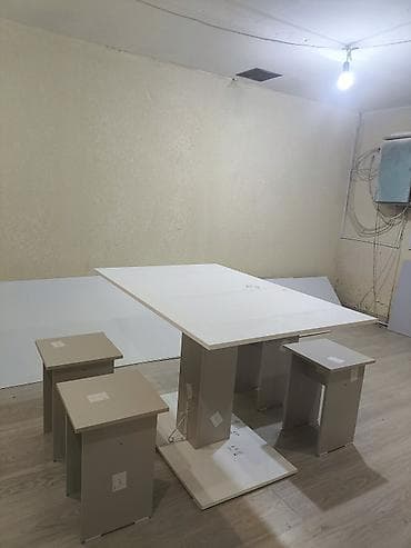 В продаже стол со стульями,в двух рассветках материал ЛДСП. Цена
