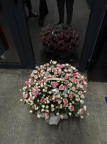 Сейфы: Пышный букет свежих роз-спрей в корзине. - Состав: множество веток — 1