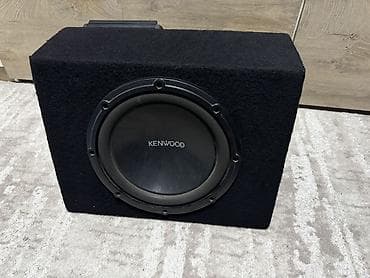 Сабвуфер KENWOOD в закрытом корпусе с установленным моноблочным