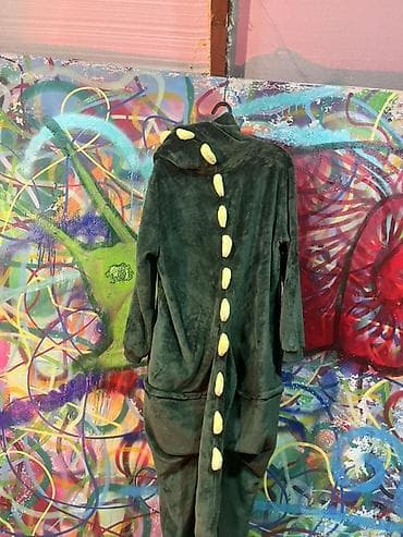 чон арвк: Кигуруми динозавр Размер:м Цена:800 рубашка Carhartt Размер: с Цена — 2