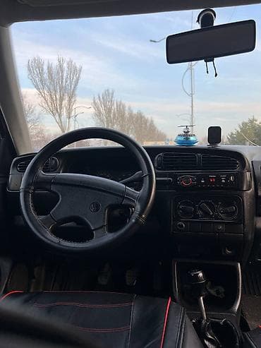 Volkswagen Vento: 1993 г., 1.8 л, Механика, Бензин, Седан