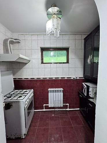 Үйлөр: Сдается отдельная часть дома с крытой парковкой и кухней. - — 4