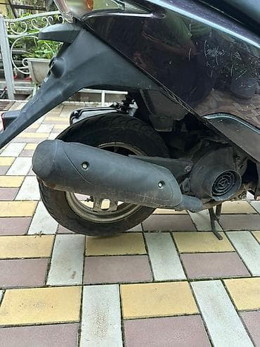 100: Скутер Honda (50–100 см³, карбюратор) в чёрном цвете. Основные — 3