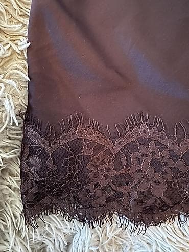 блуза: Юбка-карандаш шоколадного цвета с кружевной отделкой по низу. - — 2