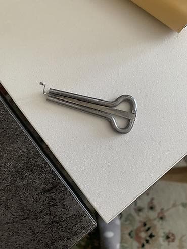 Музыкальные инструменты: Ооз комуз с деревянным футляром. - Материал инструмента: сталь. Рамка — 2