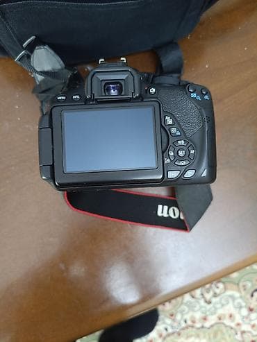 вспыш: Зеркальная фотокамера Canon EOS с объективом Canon EF-S 18–55mm IS — 1