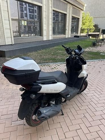 Скутер (мопед) 150 см³, стиль ADV/City Характеристики и оснащение: - — 3