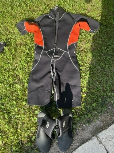 чабанский дом: Короткий гидрокостюм из неопрена и ботинки для дайвинга. Гидрокостюм — 1