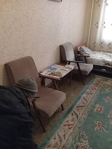 стульев для гостиной: Пара кресел с деревянными подлокотниками, столик впридачу - Комплект — 1