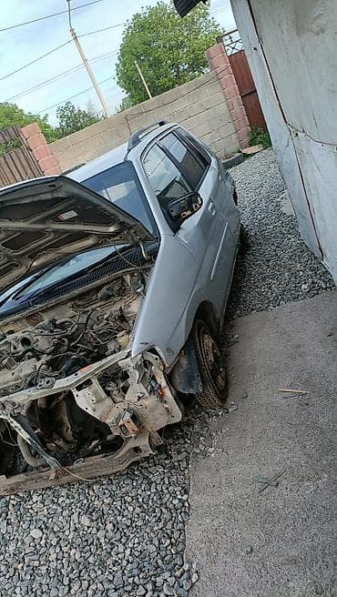 mazda 325: Разбор на запчасти: компактный серебристый универсал (5 дверей) Мазда — 2