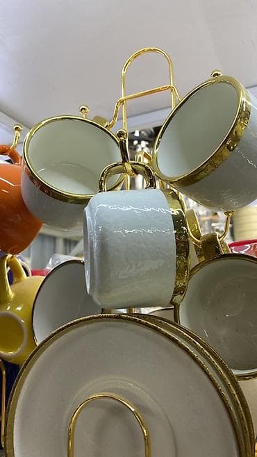 Набор чайных/кофейных чашек с блюдцами на металлической подставке. -