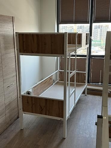 Туалетные столики: Двухъярусная металлическая кровать с декоративными вставками под — 2