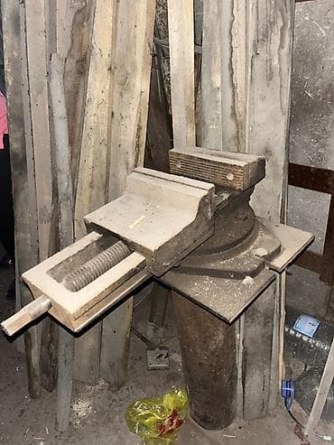 чугунная сварка: Тиски слесарные поворотные на стойке. - Массивная литая станина — 2