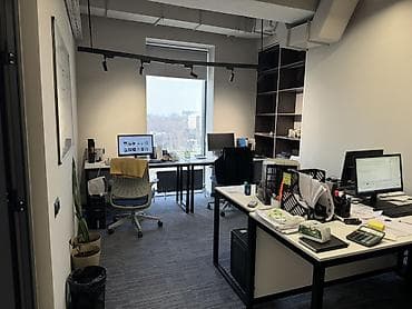 Соода контейнерлерин сатуу: Кеңселерди сатуу 130 м², Ремонту бар, Эмереги менен, Бизнес борбор, 7 кабат — 10