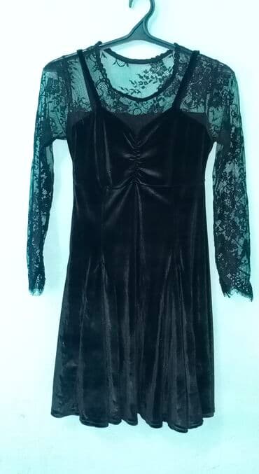 коктейльные платья бордового цвета: За 2 платье =400 сом 
Состояние отличное 
длина до колен. 
Размеры 42 — 1