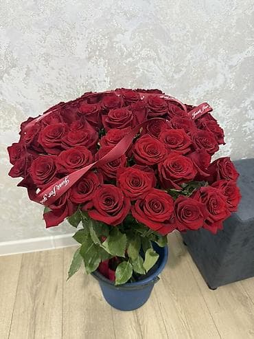 бутон: Пышный букет из красных роз 56 роз 90 -100 см Получено 27.04 — 3