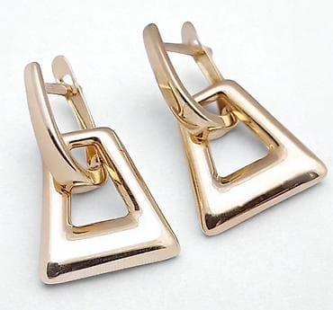 серьги с бриллиантом: Пара элегантных золотистых сережек с английским замком. Каждая сережка — 2