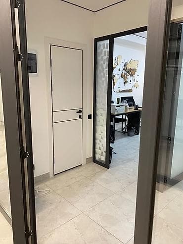 за стенкой: Аренда офисов, 60 м², В бизнес центре, 1 линия, С отдельным сан узлом — 1