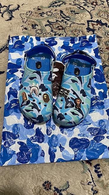 jibbitz: Сабо Crocs x A Bathing Ape (BAPE) с фирменным голубым камуфляжем. - — 2