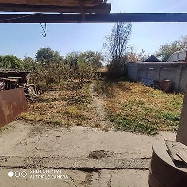 Үйлөр: Продаётся жилой дом с просторным участком. Основные характеристики: - — 3