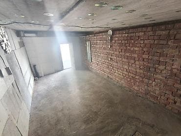 дом гараж: 👤 Кирпичное помещение в 10 мкр. 🧱 Под склад, авто, мини-цех 🛠️ — 1