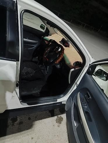 тайота в: Toyota Ist: 2002 г., 1.5 л, Автомат, Бензин, Хэтчбэк — 5