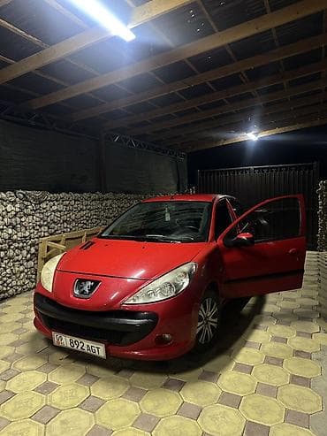70 сом: Peugeot 207: 2010 г., 1.3 л, Кол менен иштөөчү, Бензин, Хетчбек — 3