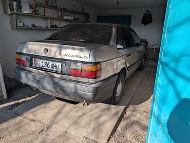 Volkswagen Passat: 1991 г., 1.8 л, Механика, Бензин, Седан
