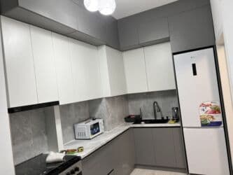 навесной кухонный шкафчик: Кухонный гарнитур в современном стиле - Линейная компоновка с высоким — 3