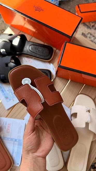 шлеп: Женские шлёпанцы Hermes Oran - Модель: Oran с фирменным вырезом в — 1