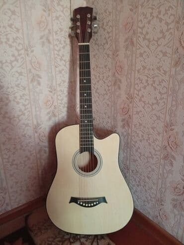 Акустическая гитара в натуральном цвете дерева с вырезом для удобного