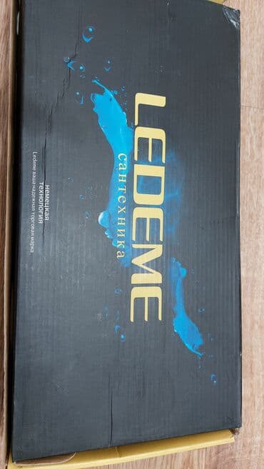 Смесители для ванны и душа: Продам новый смеситель для кухни с гайкой со шлангами. В комплекте — 4