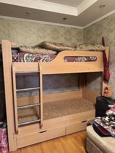 Эмерек: Продается Двух Ярусная кровать в хорошем состоянии. Матрасы чистые — 3