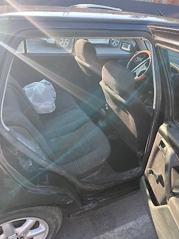 Volkswagen Vento: 1993 г., 1.8 л, Седан — 5