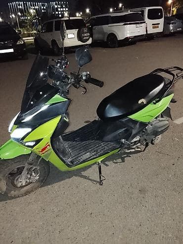 bmb 39: Скутер/мопед городского типа, ярко‑зелёный с чёрными элементами — 1