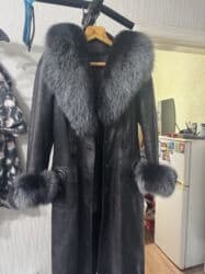 плащи от дождя: Длинное женское пальто/плащ из натуральной кожи с меховой отделкой — 2