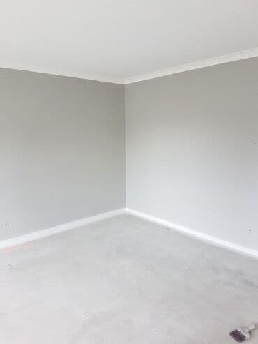 отделка: Предлагаются услуги по покраске стен, обеспечивающие равномерное и