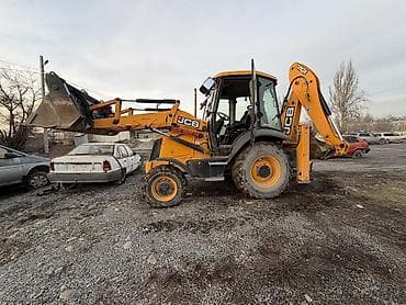 cdi 270: Экскаватор-погрузчик JCB желтого цвета.Машина имеет кабину оператора с — 9