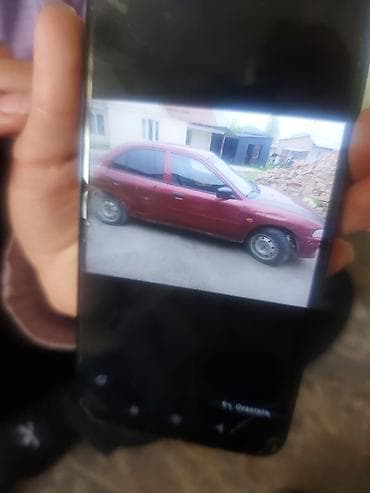 k doo: Красный компактный седан (4 двери), левый руль. Основные — 3